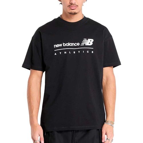 Remera New Balance Linear Graphic